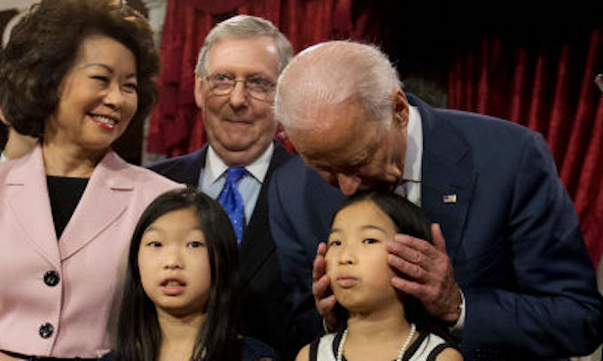 Biden sniffs girl’s hair